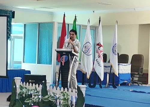 SEKOLAH LEGISLATIF--Ketua Komisi IV DPRD Kota Padang Mastilizal Aye saat menjadi narasumber sekolah legislatif yang diadakan Majelis Perwakilan Mahasiwa Keluarga Mahasiswa (MPM KM) Universitas Perintis (Upertis), Minggu (11/6). YESSY