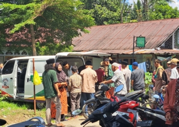 Jumat Berkah, Haji Almaisyar Bagikan Nasi Bungkus di Lamposi