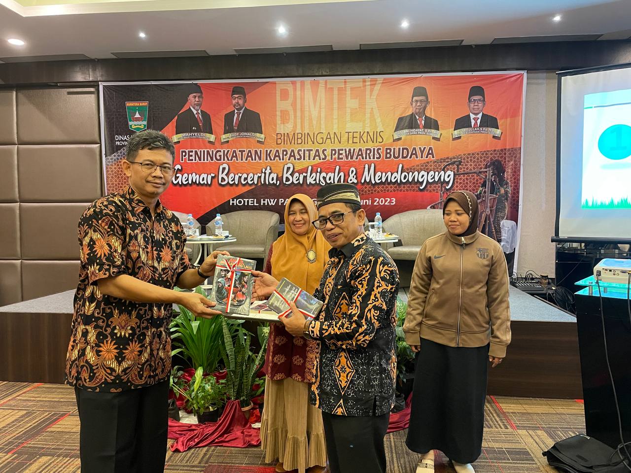 Anggota Dewan Perwakilan Rakyat Daerah (DPRD) Provinsi Sumatera Barat, Gustami Hidayat, S.Pt. MM., Menyalurkan pokok-pokok pikirannya untuk peningkatan kapasitas pewaris budaya melalui program Dinas Kebudayaan Provinsi Sumatera Barat.DOK AFRIANITA
