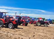 Pengunjung Terpukau saat  “Mesin Bajak” Berbagai Merk Adu Kecepatan di Arena PENAS XVI 2023 Padang