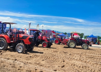 Pengunjung Terpukau saat  “Mesin Bajak” Berbagai Merk Adu Kecepatan di Arena PENAS XVI 2023 Padang