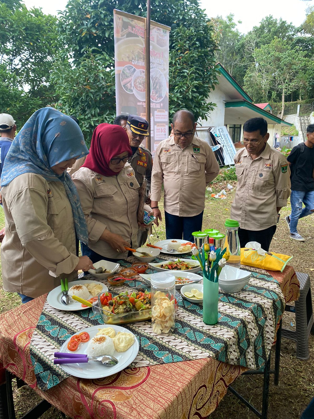 Anggota DPRD Sumbar, Nurkhalis Dt. Bijo Dirajo saat melihat beragam kuliner olahan daging kambing yang dimasak oleh peserta festival