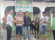 Kankemenag Padang Serahkan Satu Ekor Sapi Kurban untuk Mushala Ar Rahman Ladang Kaladi