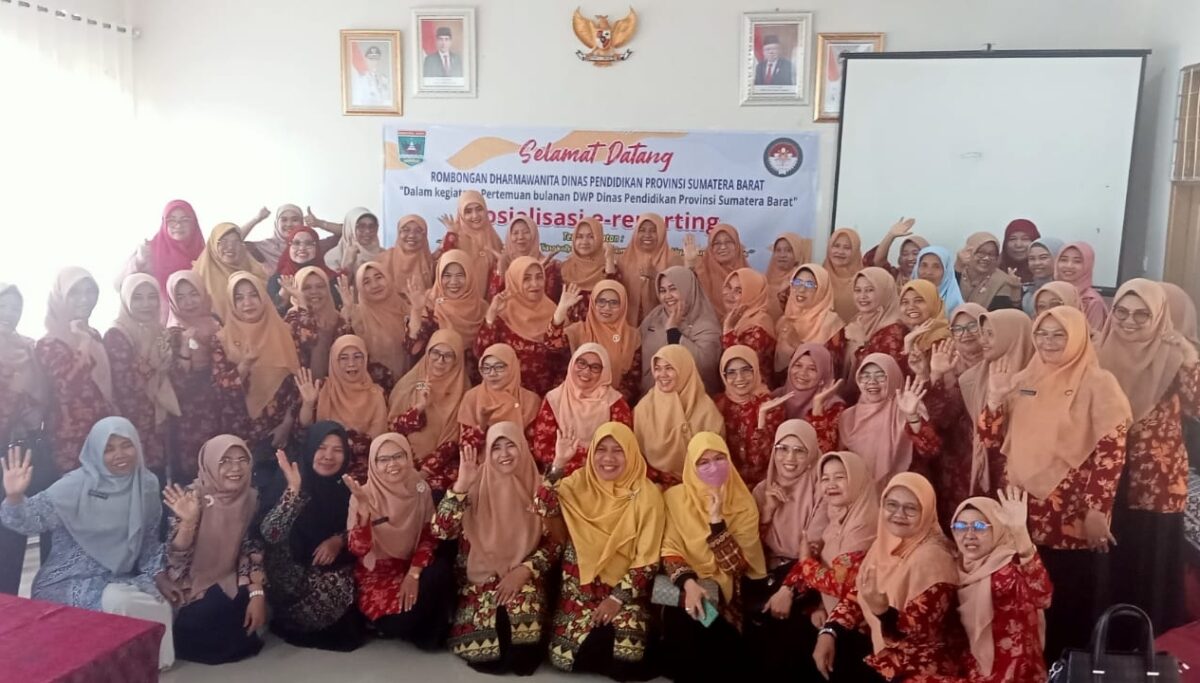 Pengurus DWP Dinas Pendidikan Provinsi Sumatera Barat berfoto bersama selepas kegiatan