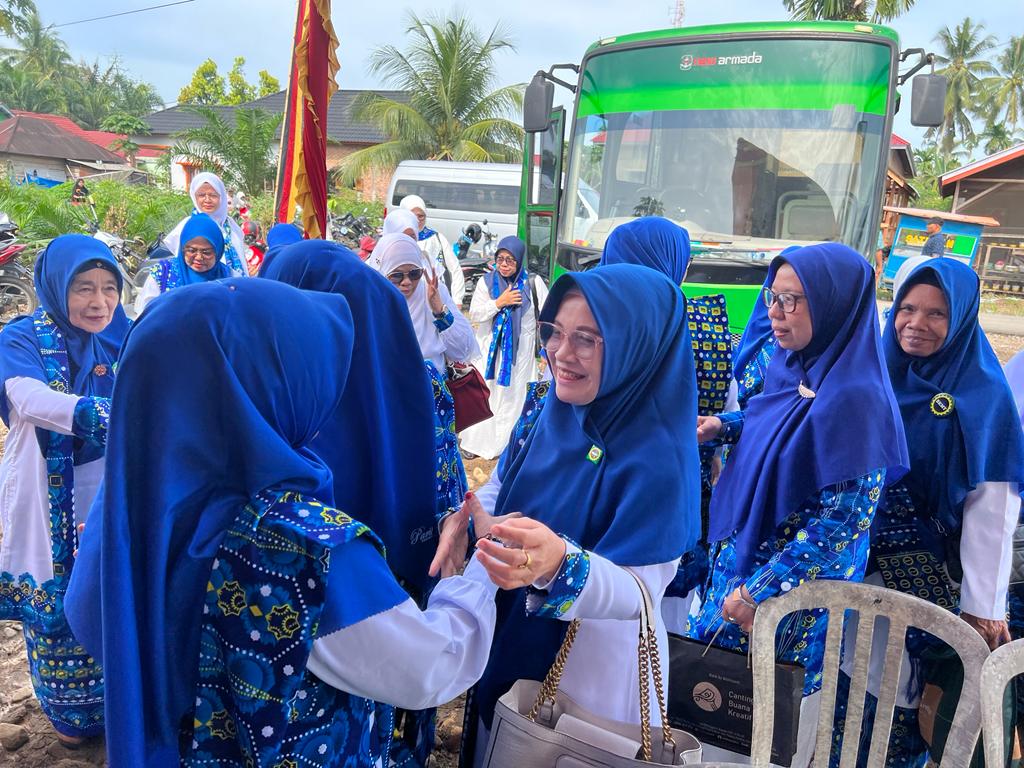 Ketua BKMT Kabupaten Pasaman Barat, Titi Hamsuardi bersama pengurus BKMT Lembah Melintang. OSNIWATI