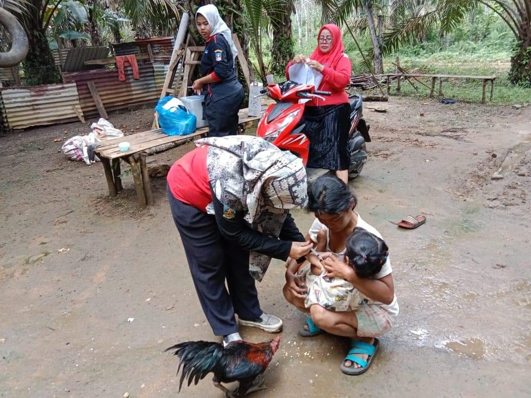 Afni Hildayeti memberikan layanan kesehatan kepada masyarakat Nagari Sinamar, Kecamatan Asam Jujuhan, Kabupaten Dharmasraya, baru baru ini. IST