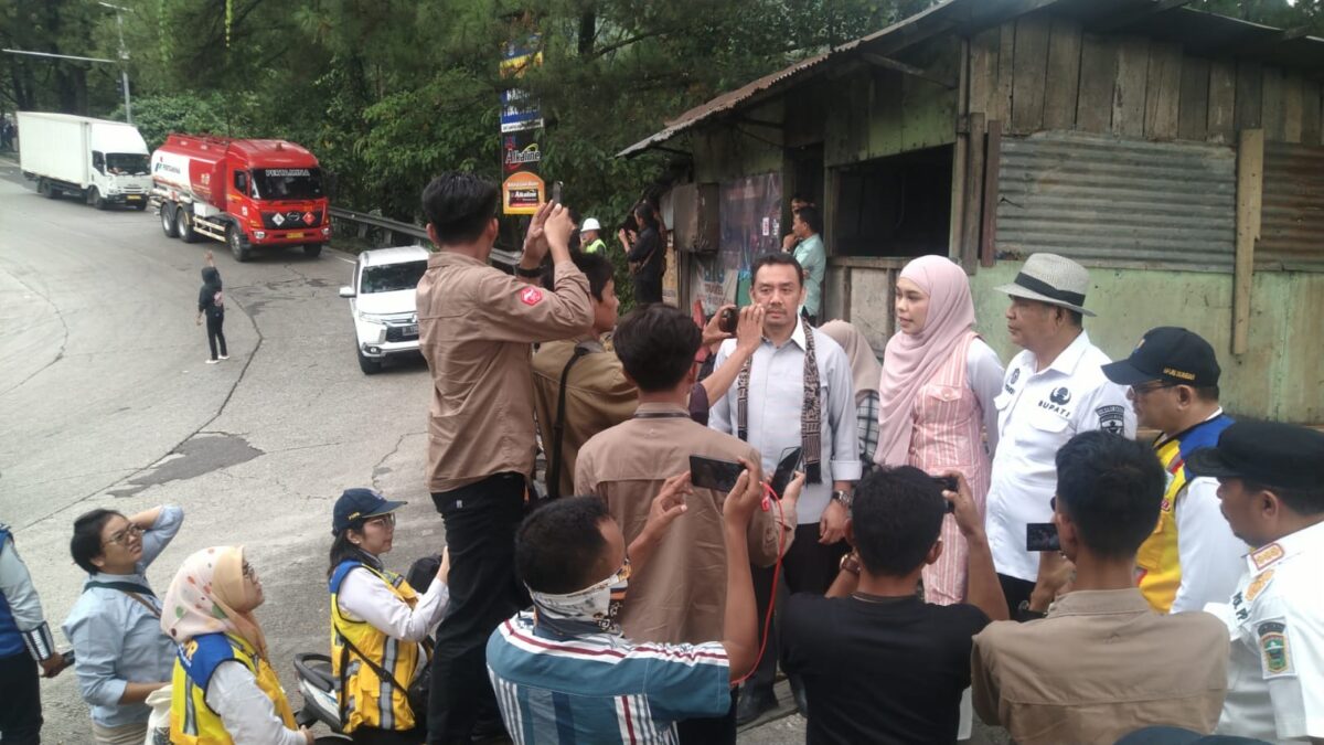 Anggota Komisi V DPR RI, Athari Gauthi Ardi, bersama Bupati Solok, Epyardi Asda, dan romobongan  saat mengunjungi Sintijau Lauik Kamis (22/6). Tinjauan ini berkaitan dengan rencana pembangunan fly over Sitinjau Lauik. RIVO SEPTI