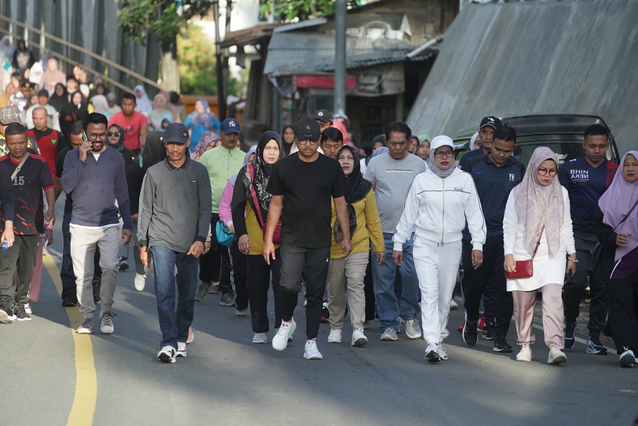Jajaran Pemkab Solsel bersama masyarakat melakukan jalan sehat pada kegiatan CFD menuju RTH Solok Selatan, Minggu (18/6). IST