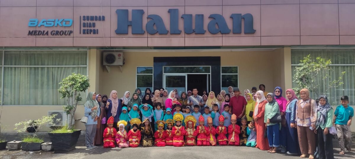 Jajaran TK Abdul Majid, berserta anak-anak dan wali murid saat mengunjungi Kantor Redaksi Harian Haluan, Senin (19/8). PUTRI
