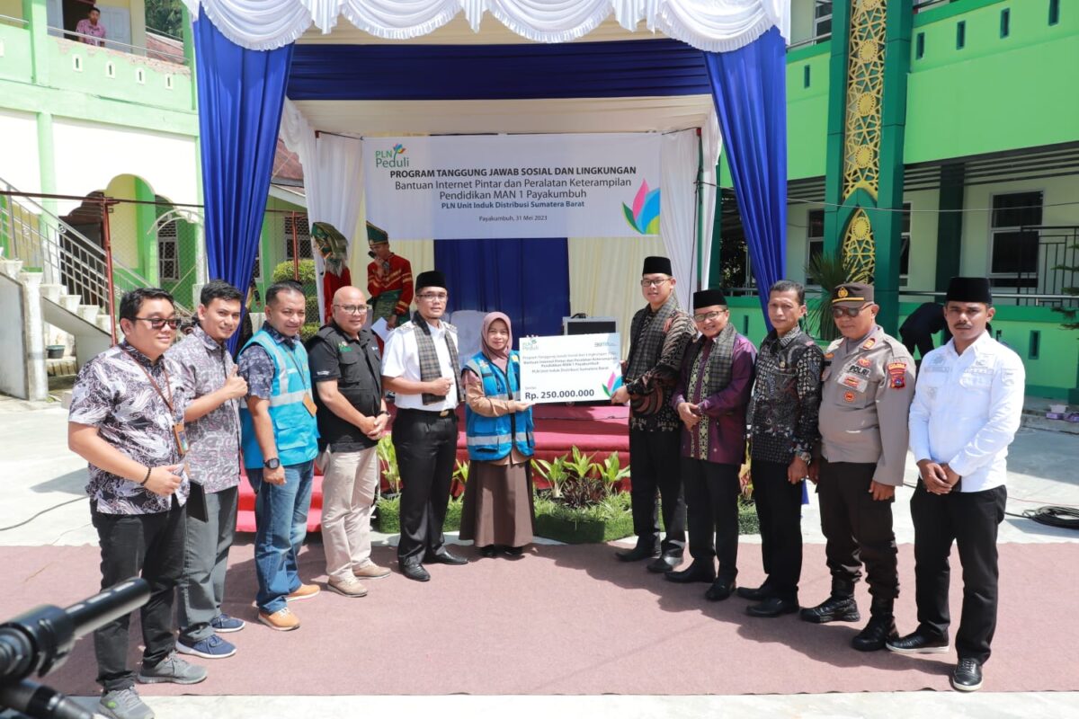 MAN 1 Payakumbuh saat menerima bantuan dari PLN. IST