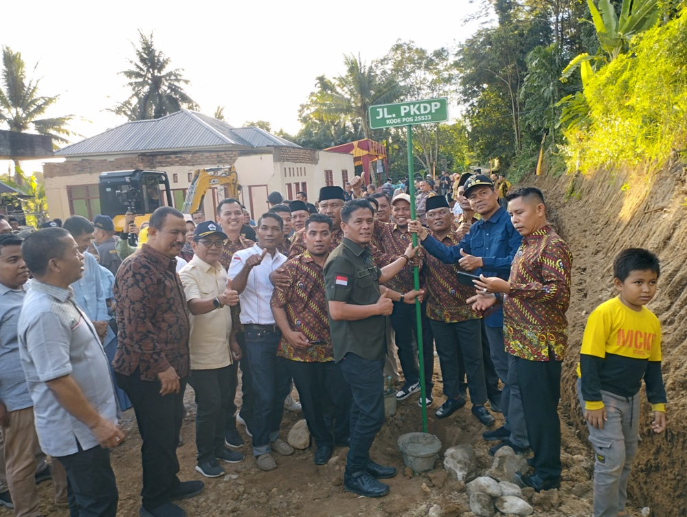 Wali Kota Pariaman Genius Umar, ketua DPRD Pariaman Harpen Agus Bulyandi dan jajaran PKDO se-Indonesia usai peresmian jalan PKDP di Kota Pariaman,  Sabtu (17/6). Yuhendra.