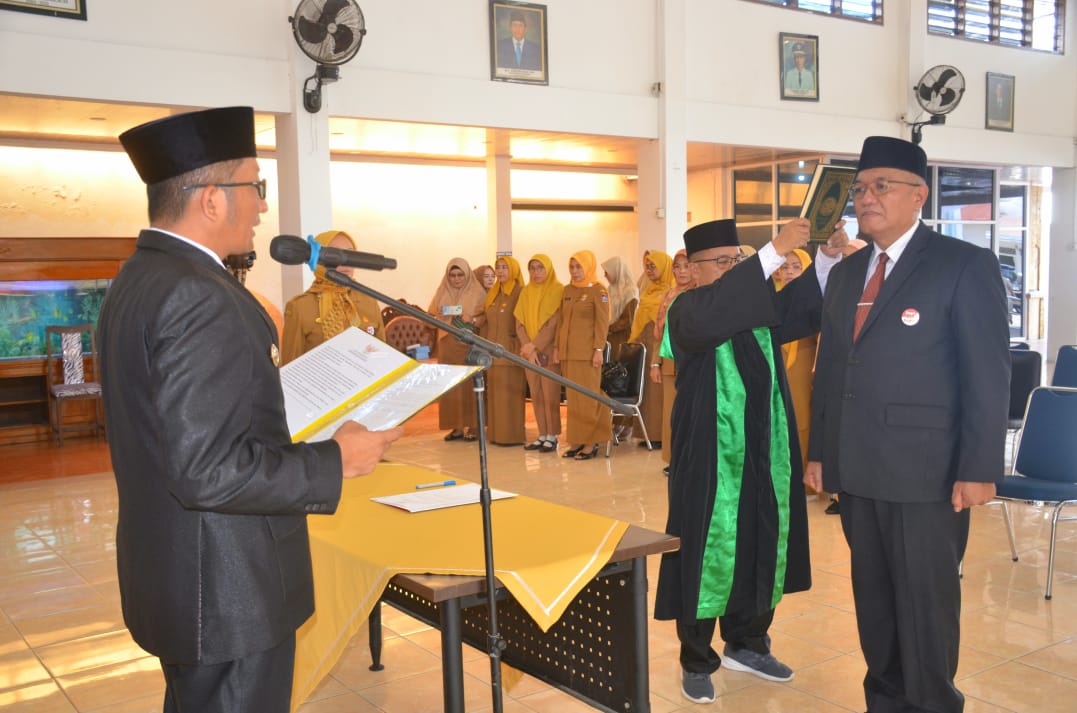 Wali Kota Padang Hendri Septa mengambil sumpah Ferry Erviyan Rinaldy sebagai Kadisnakerin Kota Padang, Senin (5/6) di Rumah Dinas Wali Kota Padang. Wina