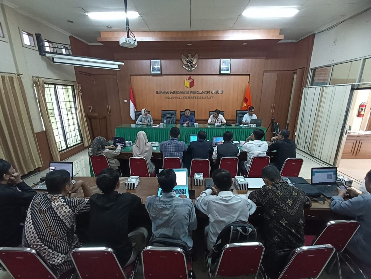 Bawaslu Sumbar saat menggelar Rapat Koordinasi dengan Kehumasan Bawaslu 19 Kabupaten dan Kota, di Aula Bawaslu Sumbar, Sabtu (24/6). FARDIANTO