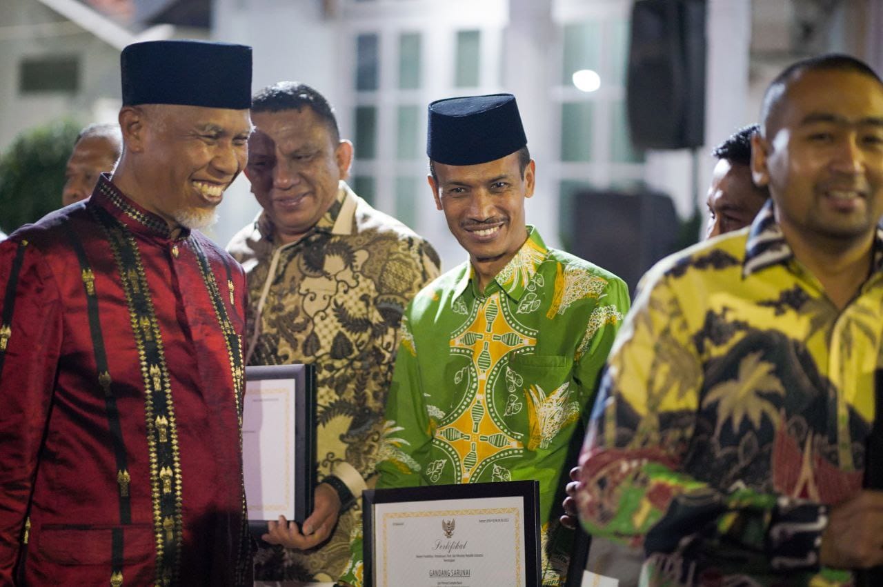 Wabup Solsel, Yulian Efi terima sertifikat WBTbI yang diserahkan langsung oleh Gubernur Sumbar, Mahyeldi di Rumah Dinas Wali Kota Sawahlunto, Senin (5/6). Kemendikbudristek sebelumnya telah menetapkan Gandang Sarunai sebagai WBTbI pada Oktober 2022 lalu. IST