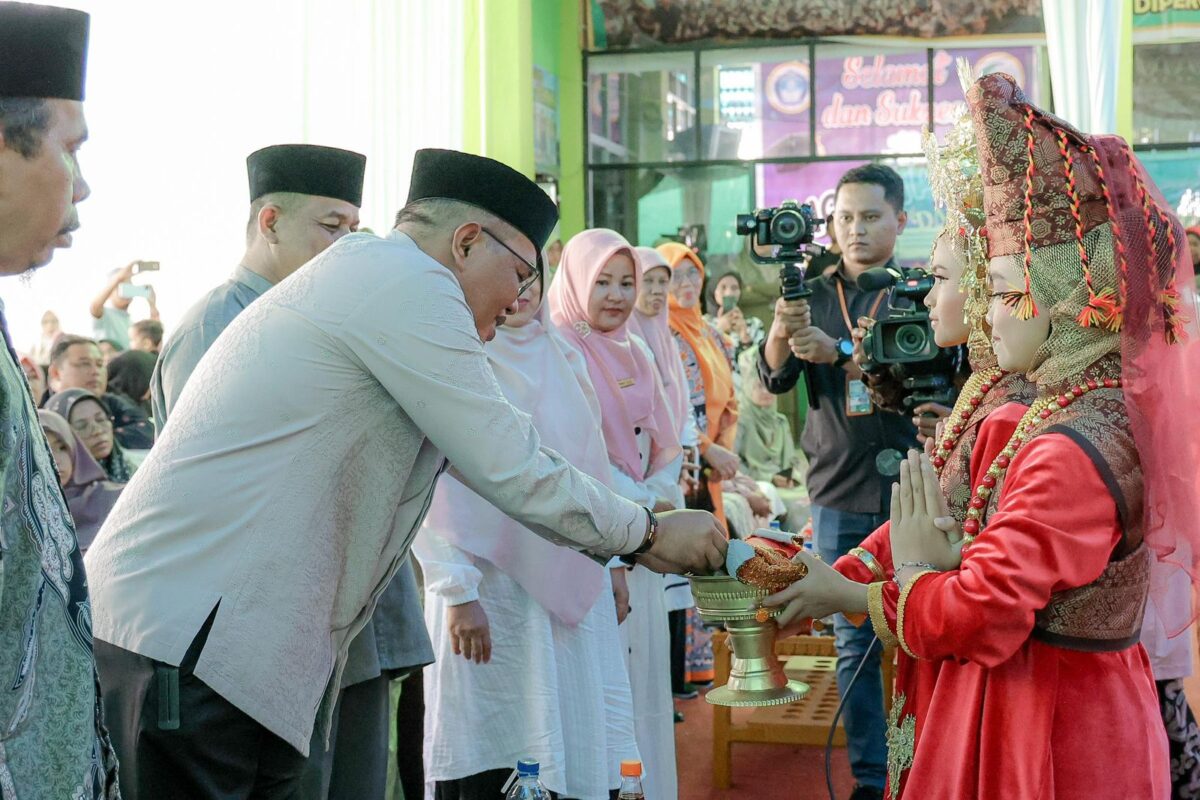 Ketua DPRD Sumbar, Supardi saat menghadiri syukuran dan perpisahan siswa kelas VI angkatan XXVI SD Islam Raudhatul Jannah, Kota Payakumbuh, Rabu (31/5). IST