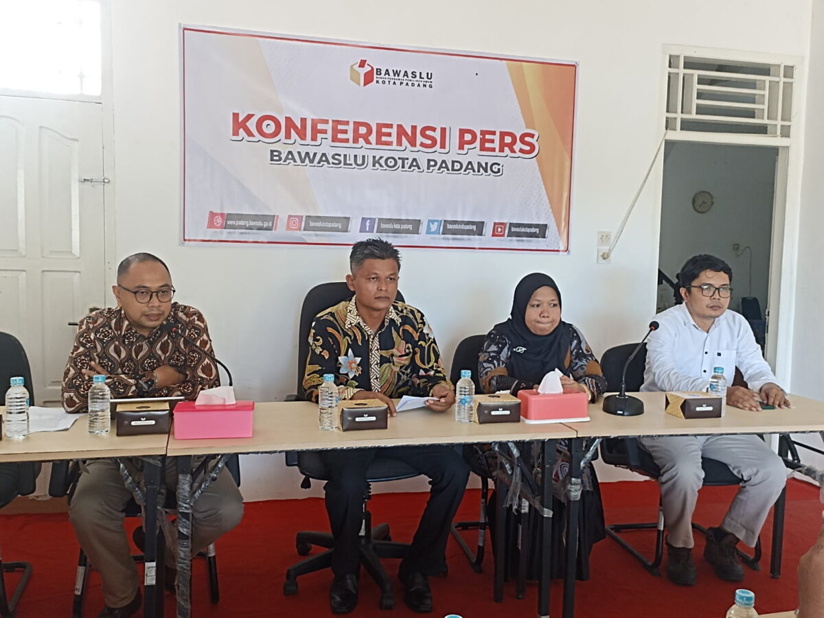 Bawaslu Padang saat melakukan jumpa pers, Rabu (31/5). FARDIANTO