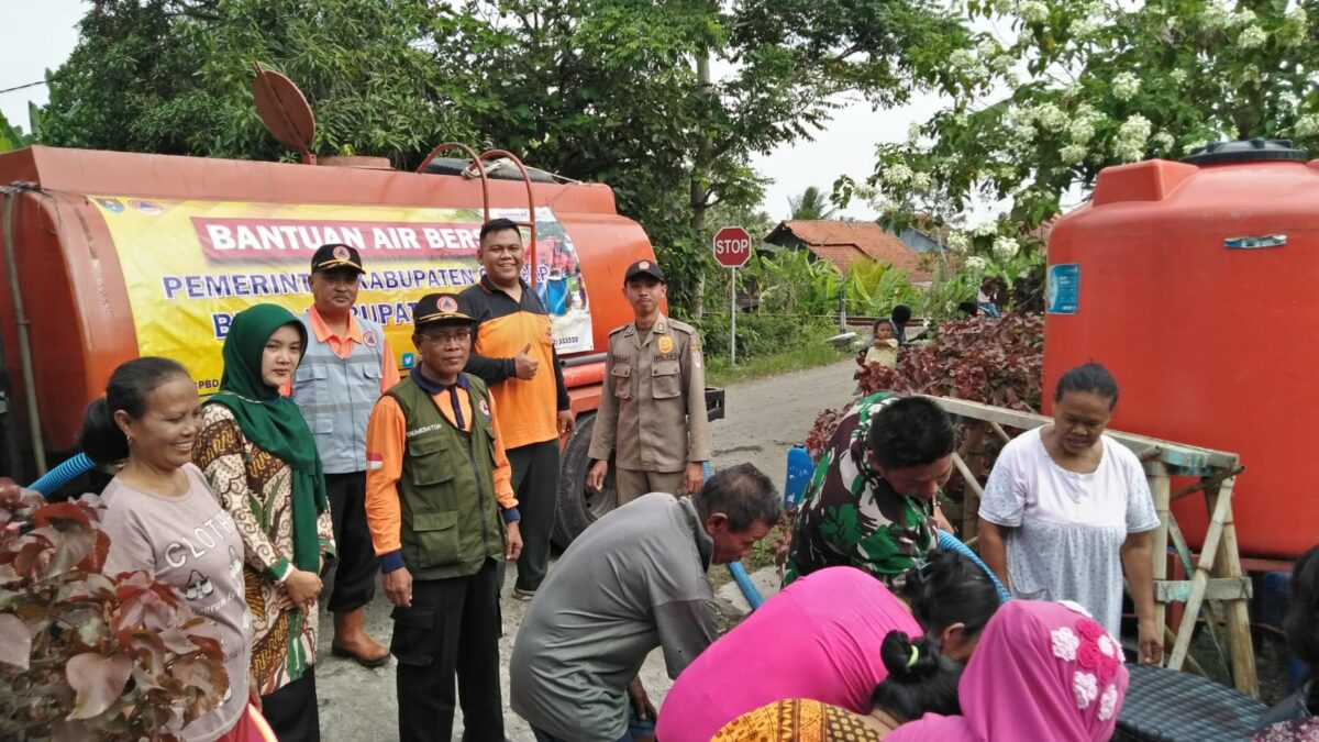 Giat pendistribusian air bersih yang dilakukan BPBD Kabupaten Cilacap bersama lintas OPD terkait di Kabupaten Cilacap, Jawa Tengah, Kamis (22/6). FOTO: Pusdalops BPBD Kabupaten Cilacap