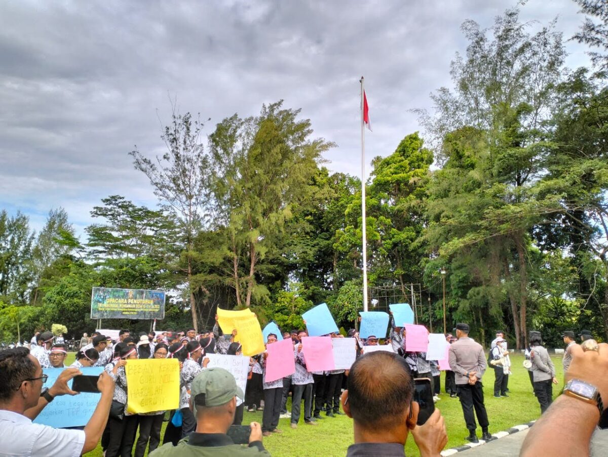 RATUSAN guru SD dan SMP di Kabupaten Kepulauan Mentawai menggelar aksi demo di halaman Kantor Bupati Mentawai, Senin (12/6). Mereka menuntut tunjangan TPP yang tak kunjung dibayarkan. REDI