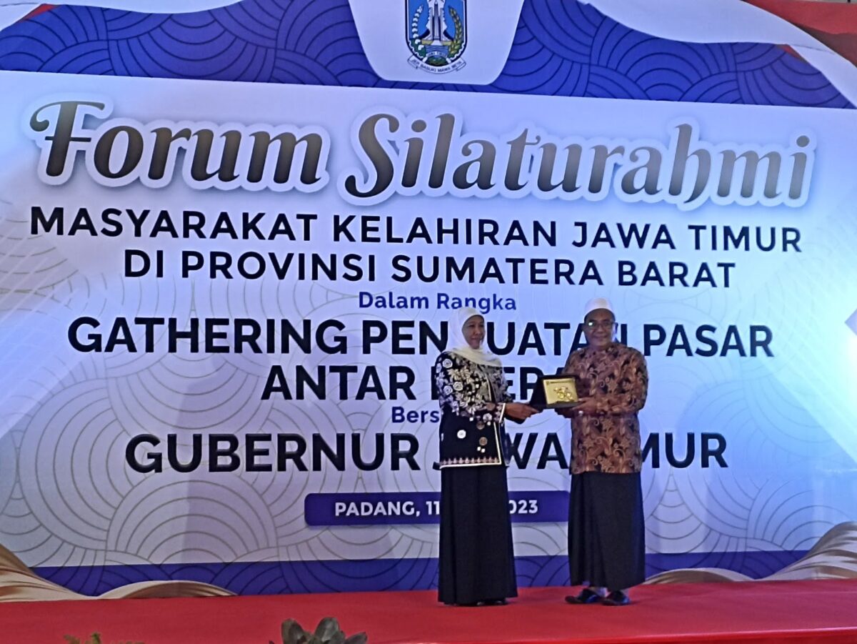 GELAR SILATURAHMI-- Gubernur Jatim Khofifah Indar Parawansa saat bersilaturahmi dengan masyarakat Jatim di Sumbar, Minggu (11/6) malam. FARDIANTO