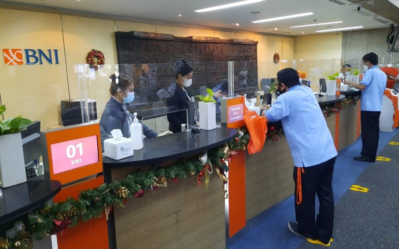 Karyawan BNI sedang melayani nasabah. BNI masuk ke dalam daftar Global 2.000 perusahaan terbaik di dunia 2023 versi Forbes dan menjadi salah satu dari 8 perusahaan Indonesia yang masuk ke dalam daftar prestisius dunia ini.IST