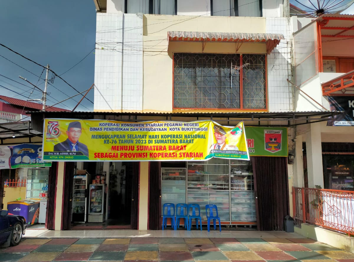 Gedung Koperasi Konsumen Syariah Pegawai Negeri Dinas Pendidikan dan Kebudayaan Kota Bukittinggi yang terletak di Jalan Sudirman. GATOT