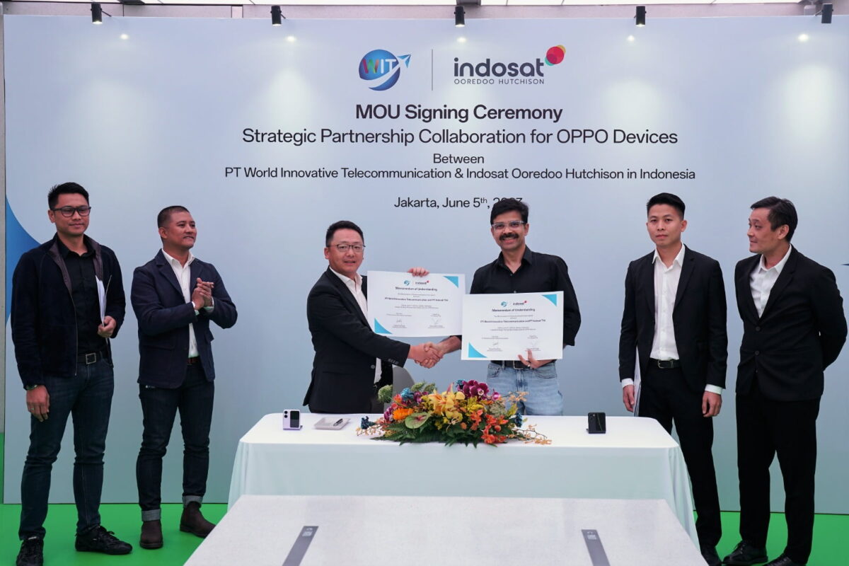 Director & Chief Commercial Officer Indosat Ritesh Kumar Singh (ketiga dari kanan) dan CEO Oppo Indonesia Jim Zhang (ketiga dari kiri) di dampingi oleh SVP Head of Retail & Device Management Indosat Shatya Framudia (paling kiri), SVP Head of Brand Management & Strategy IM3 (kedua dari kiri), Sales Director OPPO Indonesia Evander Horyzon (kedua dari kanan) dan OPPO Asia Pacific Raymond Haw (paling kanan) usai penandatanganan MoU di Jakarta beberapa waktu lalu. IST