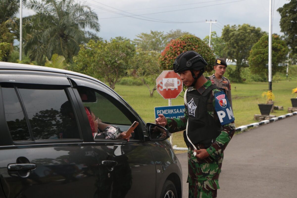 Petugas keamanan di area Penas Tani