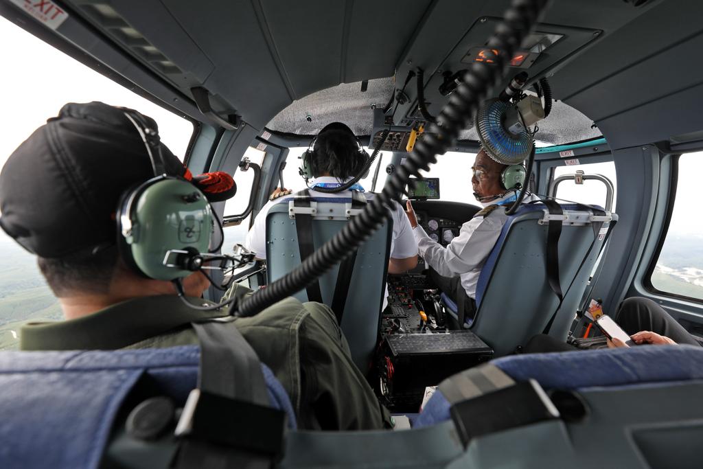 Kepala Badan Nasional Penanggulangan Bencana (BNPB) Letjen TNI Suharyanto S.Sos., M.M., bersama Gubernur Provinsi Riau H. Syamsuar dan Wakapolda Riau Brigjen Pol. Kasihan Rahmadi melakukan patroli udara untuk memonitor dan mengantisipasi potensi bencana kebakaran hutan dan lahan (karhutla) di Provinsi Riau, Rabu (7/6). IST
