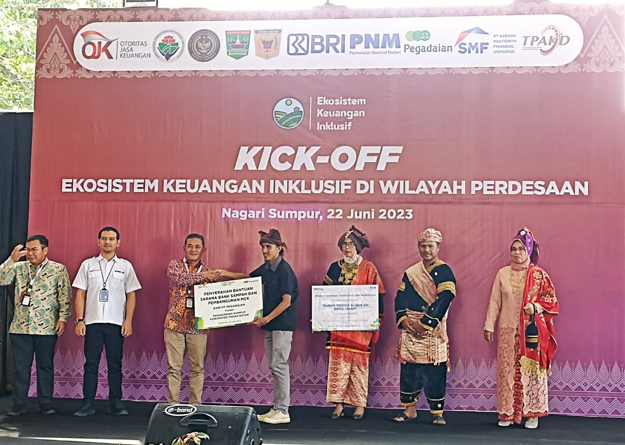 Kepala Kanwil Wilayah III Pekanbaru, Maryono menyerahkan secara simbolis bantuan untuk Nagari Sumpur, Kamis (22/6). YESI