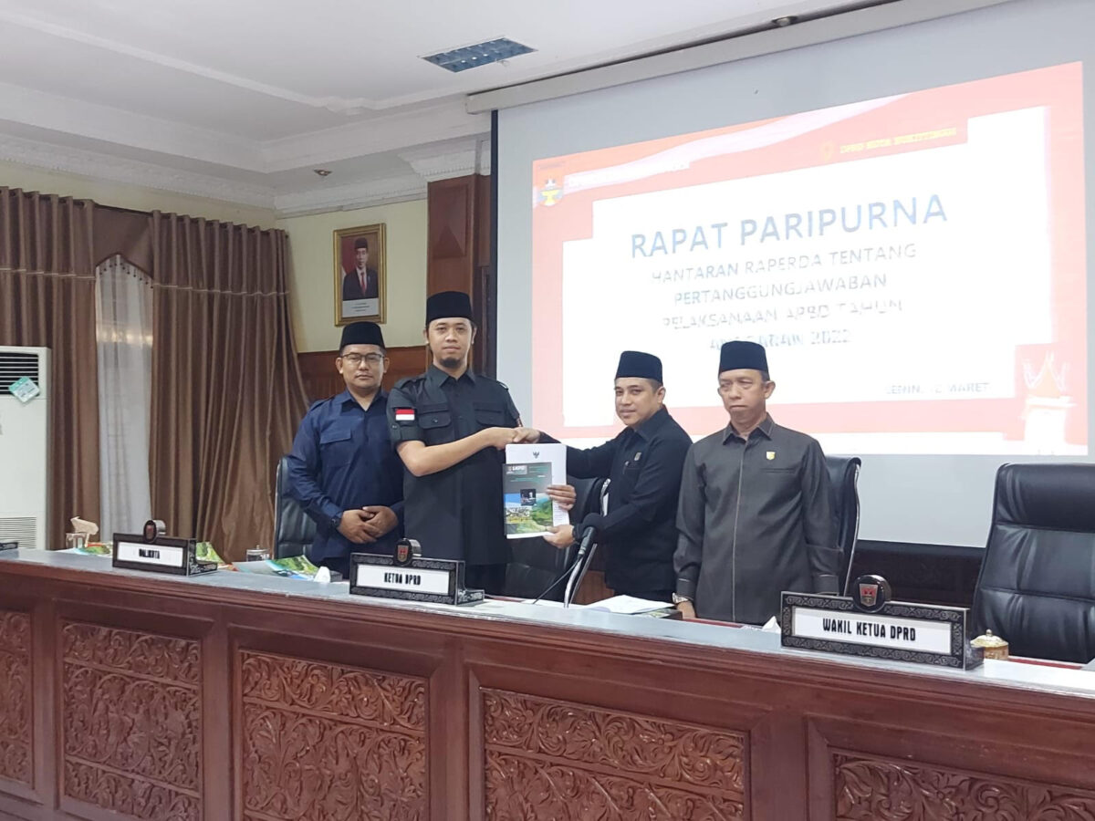 SERAHKAN HANTARAN--Penyerahan hantaran ranperda Pertanggungjawaban Pelaksanaan APBD 2022 dalam Rapat Paripurna DPRD Kota Bukittinggi, Senin (12/6). Gatot