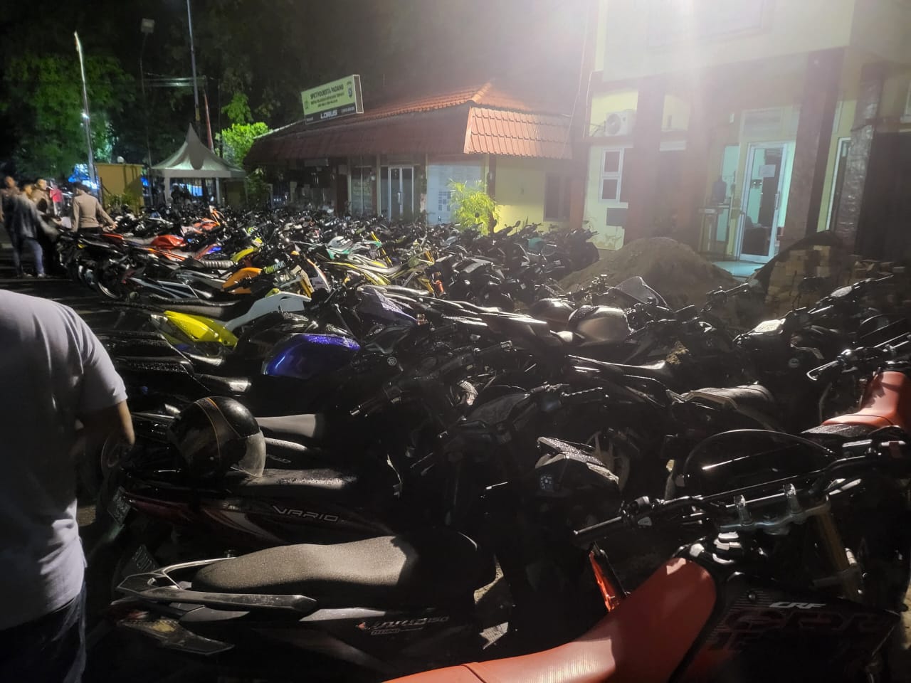 Respon Keluhan Masyarakat, Ratusan Motor Pelaku Balap Liar Berknalpot Bising Dikandangkan Polresta Padang