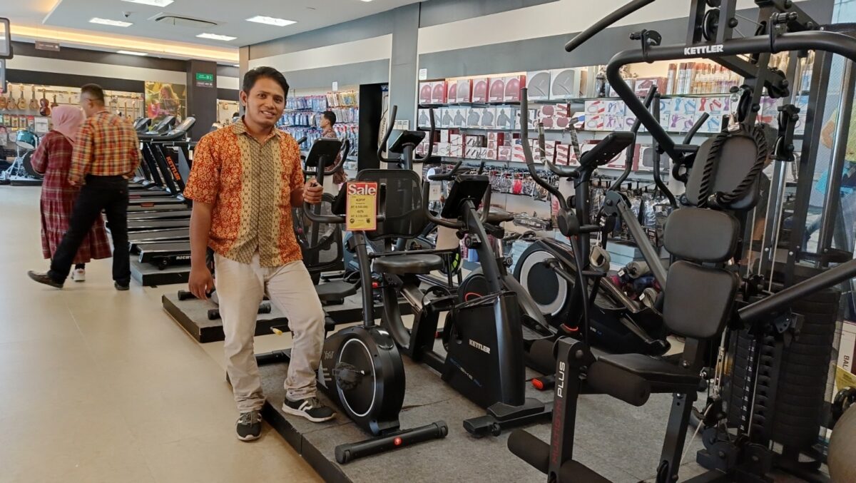 DISKON BESAR --Gramedia Padang kembali memberikan diskon super besar alat olahraga hingga 40 persen dengan  garansi servis seumur hidup yang berlaku hingga 23 Juli 2023. RAHMA WINDA