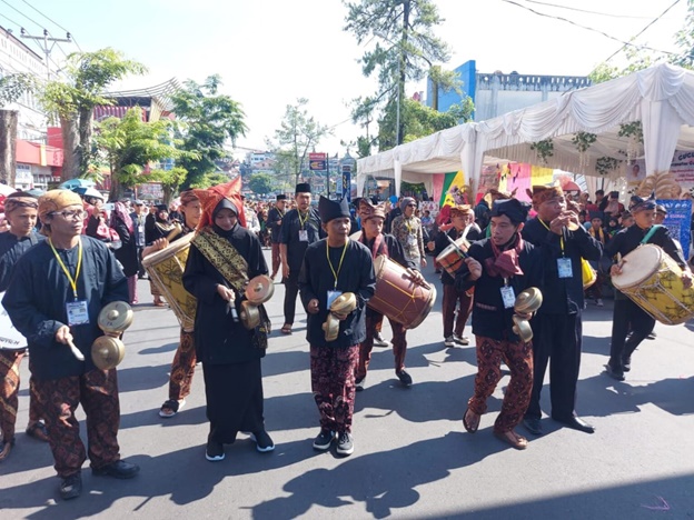 Pelajar memainkan talempong dan alat musik lainnya, merupakan wujud nyata dari visi menciptakan  Bukittinggi Hebat berlandaskan Adat Basandi Syarak Syarak Basandi Kitabullah. RIDWAN