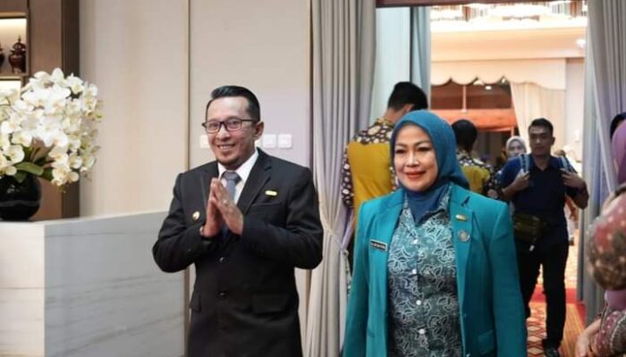 Bupati dan Ketua TP PKK Tanah Datar Terima Penghargaan dari Presiden RI