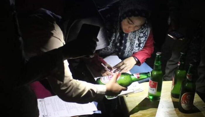 Sita Puluhan Minuman Beralkohol, Sepasang Remaja Diamankan Pol PP Padang