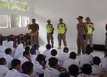 Turun ke Sekolah, Satpol PP Padang Sosialisasi Bahaya Tawuran Bagi Siswa Baru
