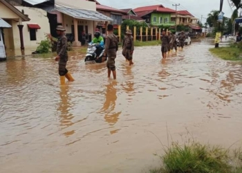 Pasca Banjir, Satpol PP Padang Bantu Bersihkan Rumah Warga yang Dipenuhi Lumpur