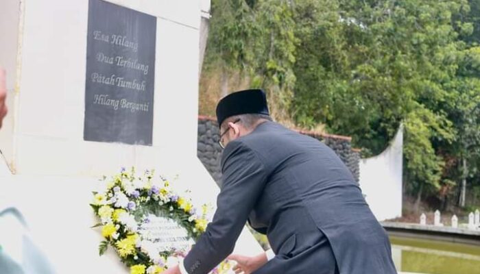 Usai Upacara, Walikota Hendri Septa Tabur Bunga di Makam Sang Pahlawan Nasional Bagindo Aziz Chan