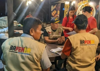 Tim Gabungan Pemko Padang Segel Cafe Penunggak Pajak dan Penjual Minol