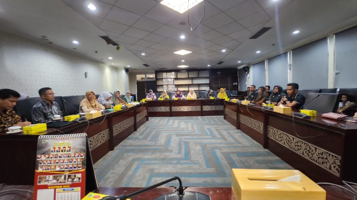 Puluhan pegawai BKIM mendatangi DPRD Sumbar untuk menyampaikan aspirasi, Jumat (7/7). IST