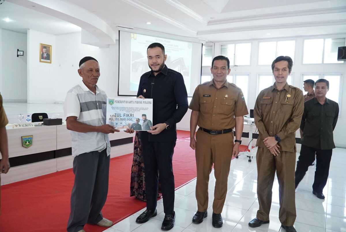 Wali Kota Padang Panjang, Fadly Amran menyerahkan bantuan untuk perbaikan RLTH kepada masyarakat berpenghasilan rendah saat Sosialisasi Kegiatan Perbaikan RTLH bagi Masyarakat Berpenghasilan Rendah, Selasa (25/7) di Hall Lantai III Balai Kota.. APIZRAJOALAM