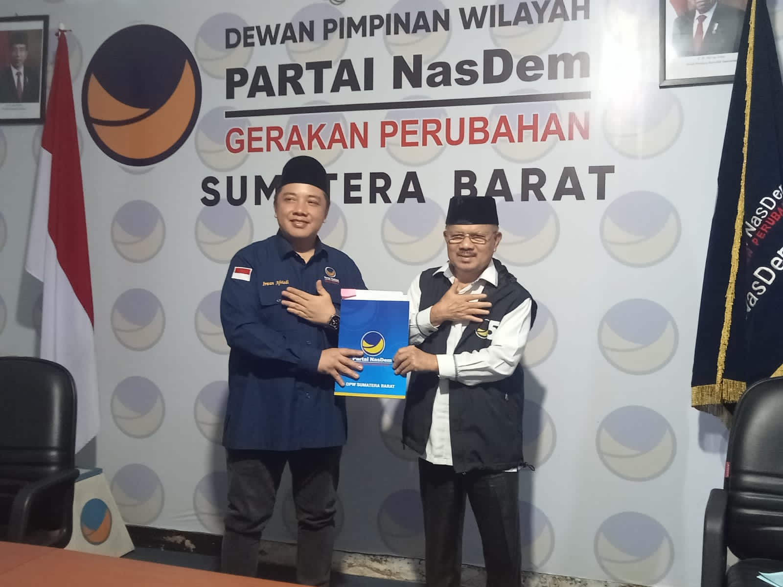 PINDAH PARTAI-- Ketua Bappilu NasDem Sumbar Irwan Afriadi menerima Ali Mukhni bergabung dengan Partai NasDem, Selasa (25/7). FARDIANTO