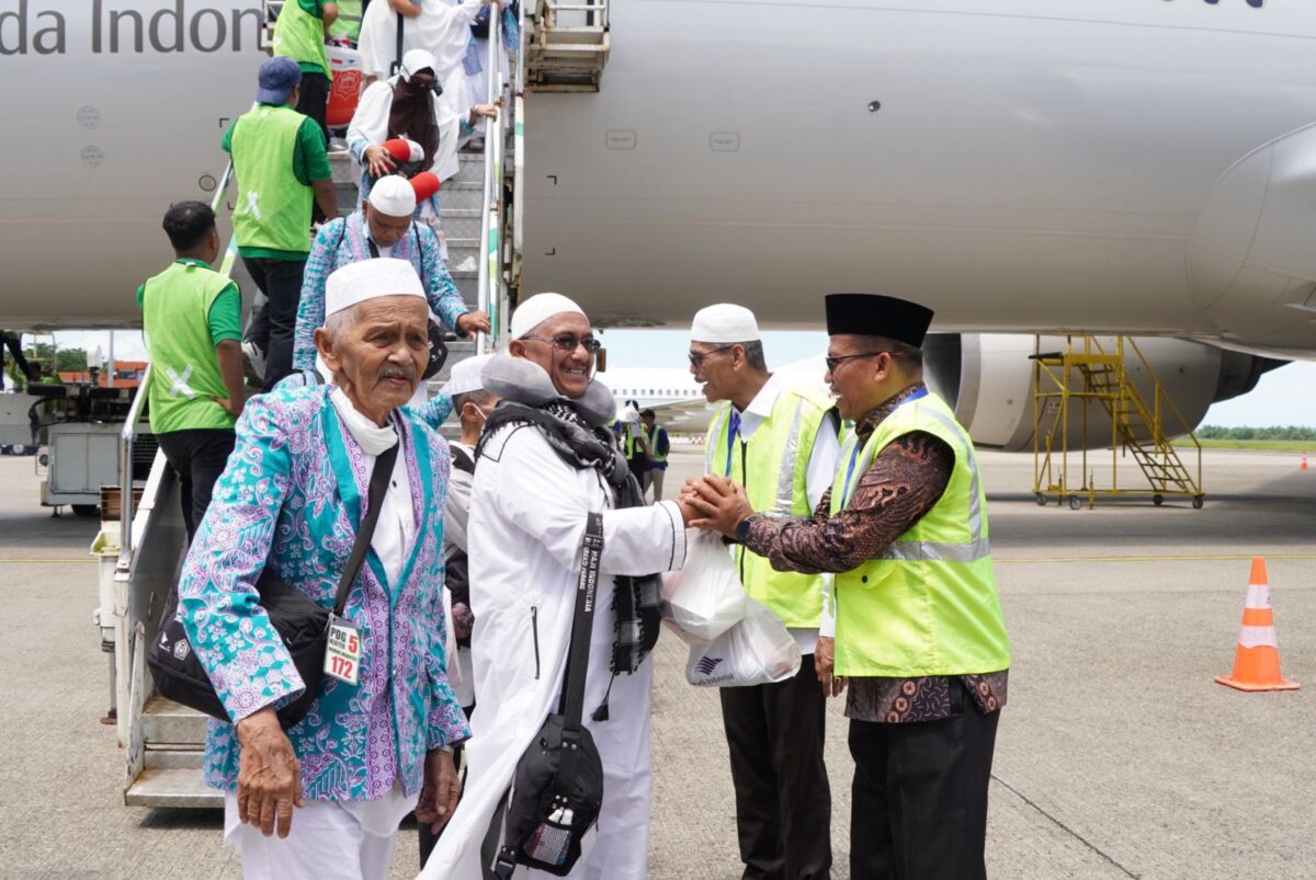 JEMAAH HAJI-- Bupati Lima Puluh Kota, Safaruddin Dt. Bandaro Rajo menyambut kedatangan jemaah haji asal Lima Puluh Kota di BIM. IST