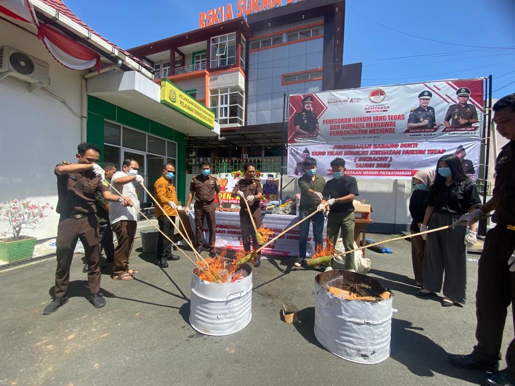 PEMUSNAHAN BB-- Pemusnahan BB puluhan perkara pidana yang telah berkekuatan hukum tetap di Kejari Payakumbuh. IST