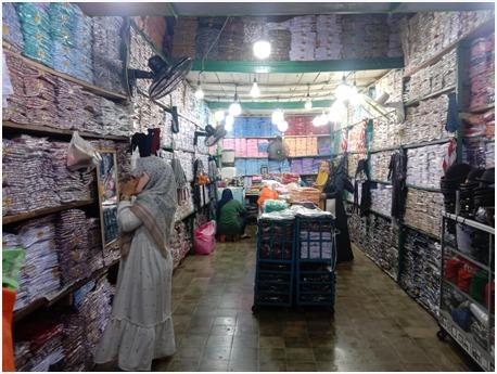 Salah satu toko seragam sekolah di Pasar Raya Padang, Selasa (25/7). Tahun ajaran baru 2023/2024 penjualan seragam sekolah meningkat signifikan. IST