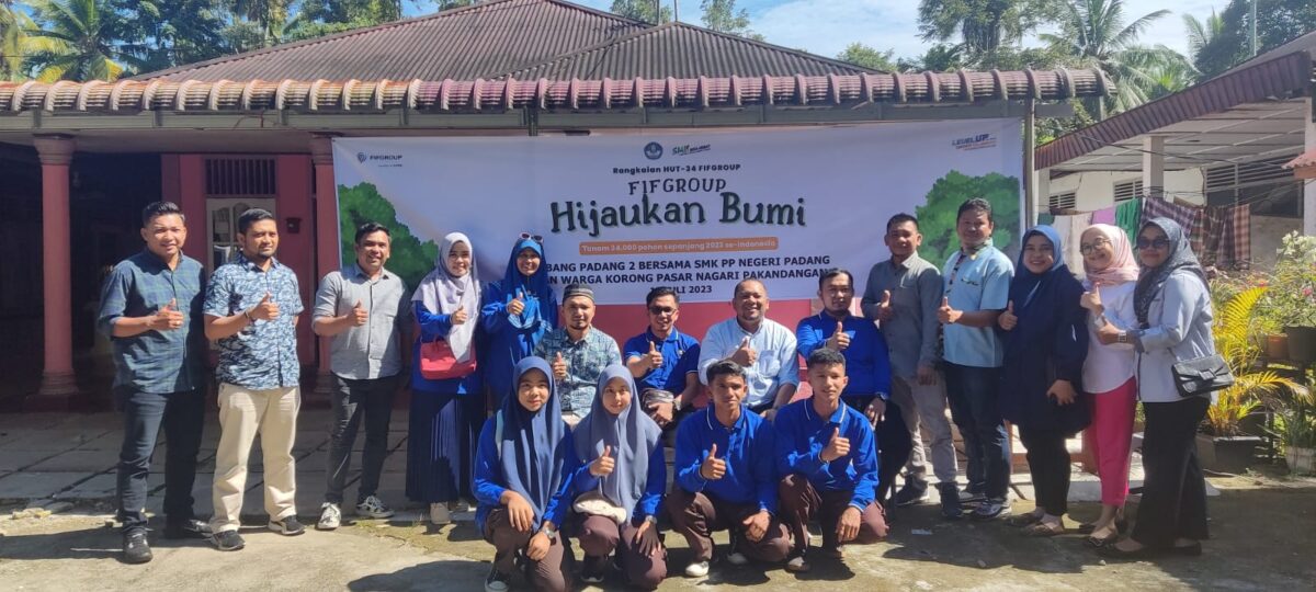 Foto bersama FIFGroup Padang 2 usai Tanam 500 Bibit di Pakandangan untuk Semarakkan HUT Ke-34