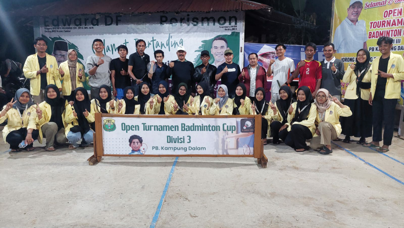 TURNAMEN BADMINTON-- Persatuan Bulutangkis (PB) Kampuang Dalam menggelar Open Turnamen Badminton Divisi III selama satu bulan penuh. IST