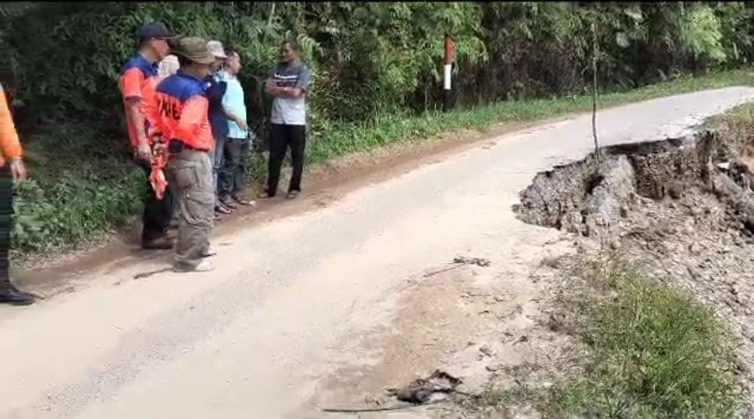 AKSES JALAN-- Jalan di Nagari Koto Lamo, Kecamatan Kapur IX, Kabupaten Lima Puluh Kota yang nyaris putus. Kondisi tersebut menghalangi warga dalam menjual hasil pertanian terutama gambir yang saat ini harganya cukup bagus IST