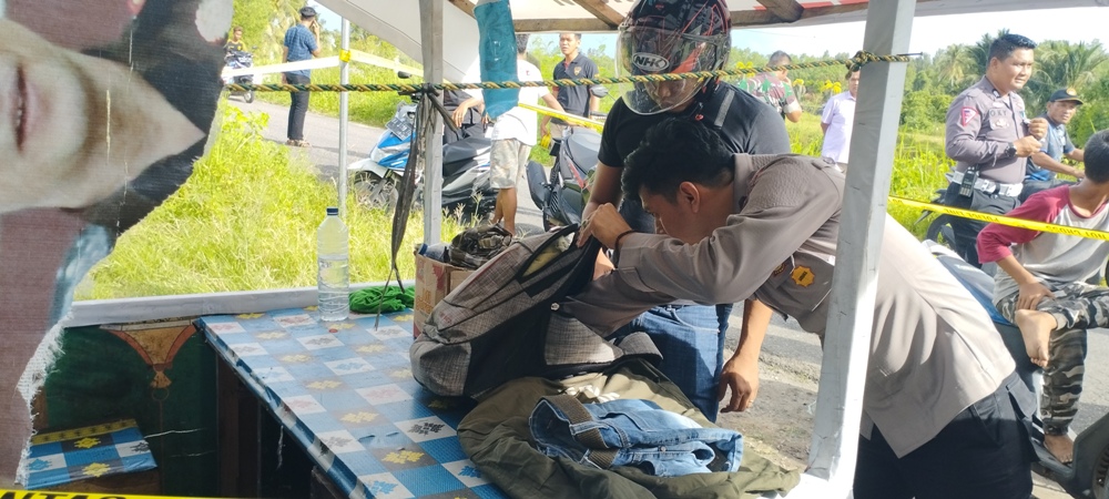 Anggota Polres Pariaman menggeledah tas yang berisikan bom rakitan di Pariaman, Sabtu (1/7). Yuhendra.