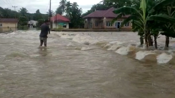 Salah satu bencana banjir yang melanda Pessel, beberapa waktu lalu. Wali nagari mendapat teguran dari BPBD lantaran selama ini tidak pernah melaporkan data-data kebencanaan, sehingga menghambat proses rehabilitasi pascabencana. IST